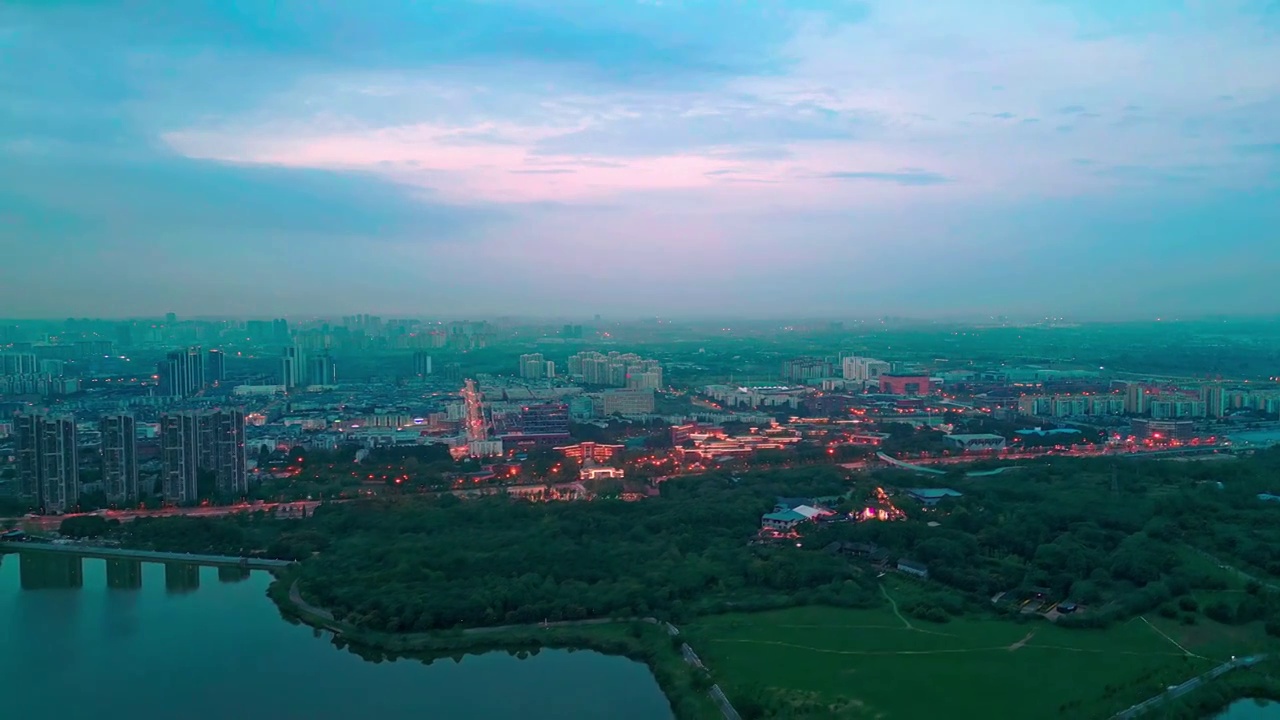 航拍夜景四川成都龙泉理工大学青龙湖视频素材