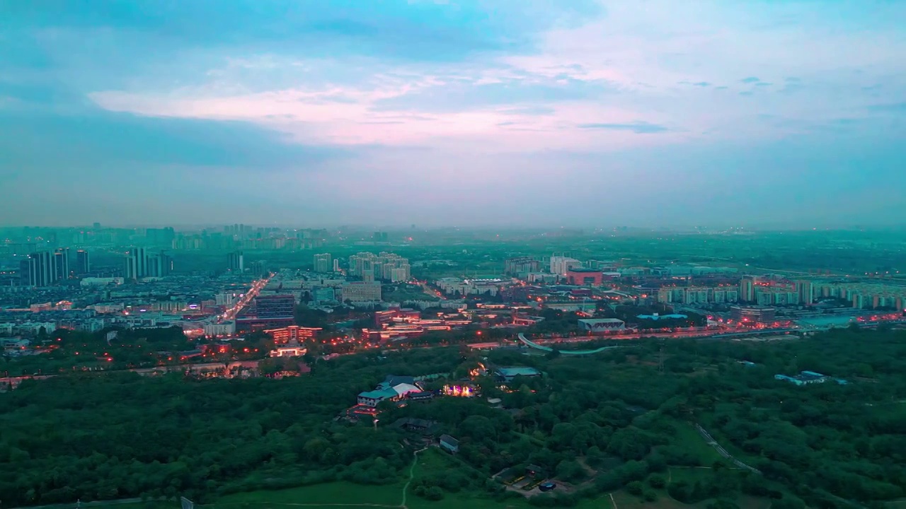 航拍夜景四川成都龙泉理工大学青龙湖视频素材