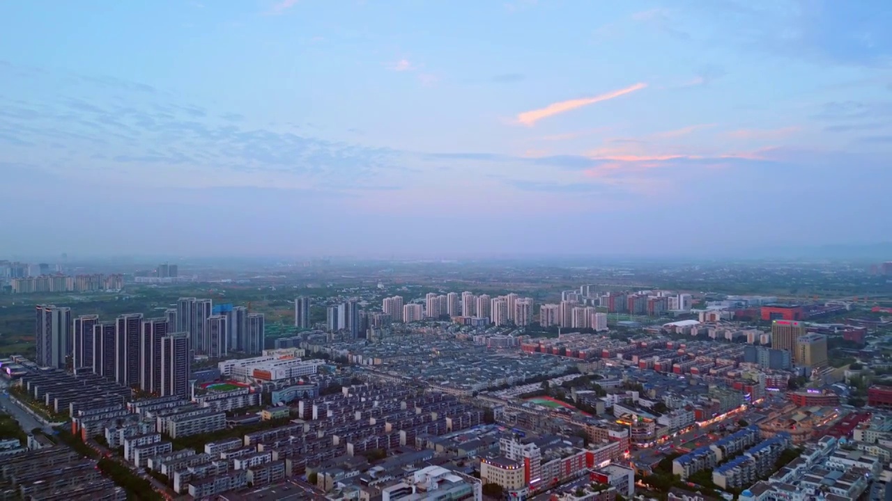 无人机视频鸟瞰四川成都龙泉理工大学青龙湖住宅区域视频素材