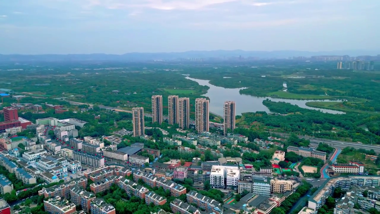 无人机视频鸟瞰四川成都龙泉理工大学青龙湖住宅区域视频素材