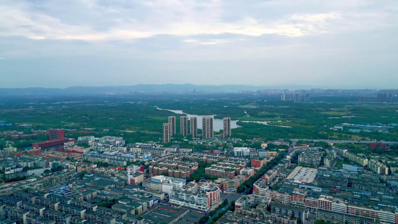 无人机视频鸟瞰四川成都龙泉理工大学青龙湖住宅区域视频素材