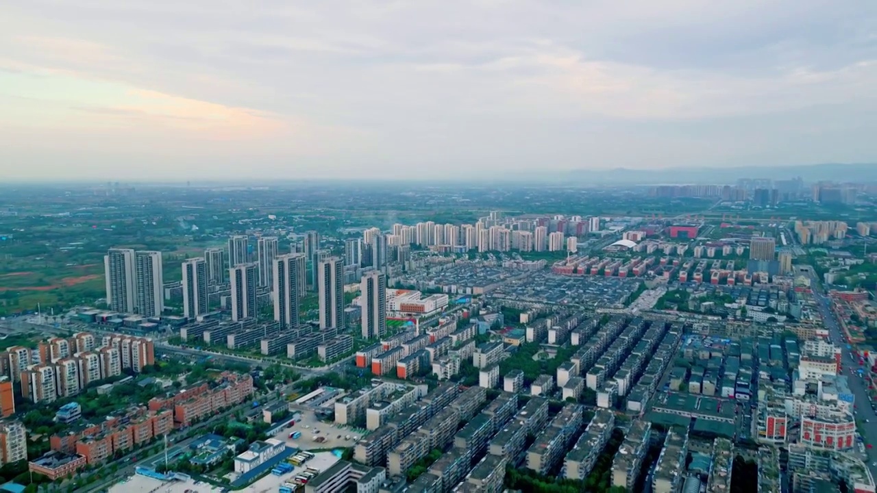 无人机视频鸟瞰四川成都龙泉理工大学青龙湖住宅区域视频素材