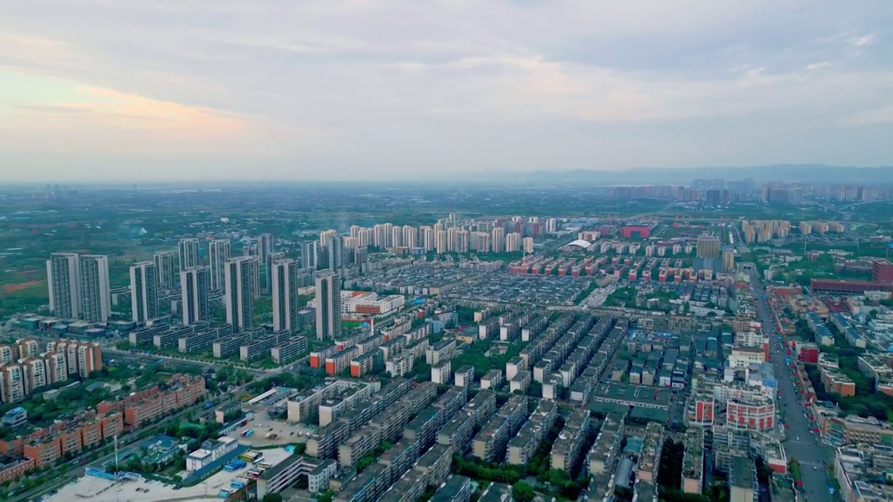 无人机视频鸟瞰四川成都龙泉理工大学青龙湖住宅区域视频素材