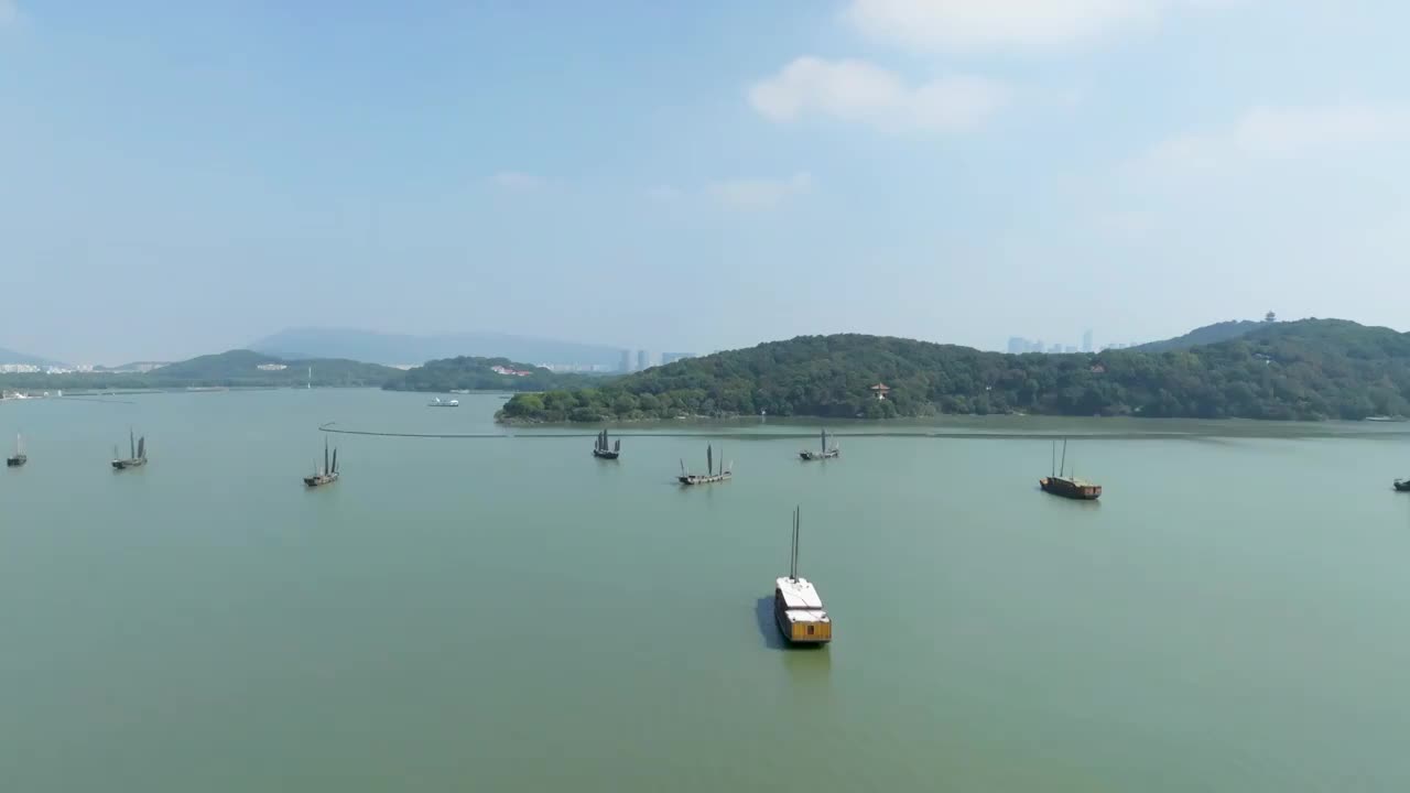 江苏省无锡市太湖鼋头渚风景区航拍帆船画面视频素材