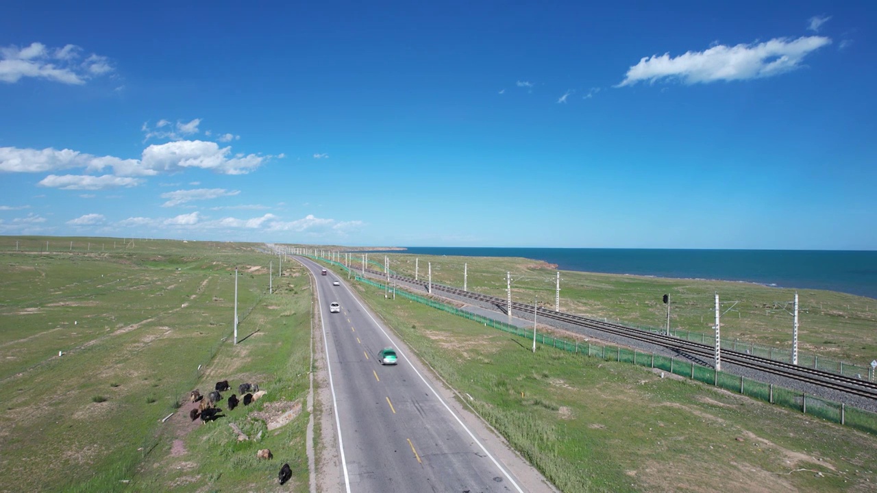 航拍青海湖公路和铁路视频素材