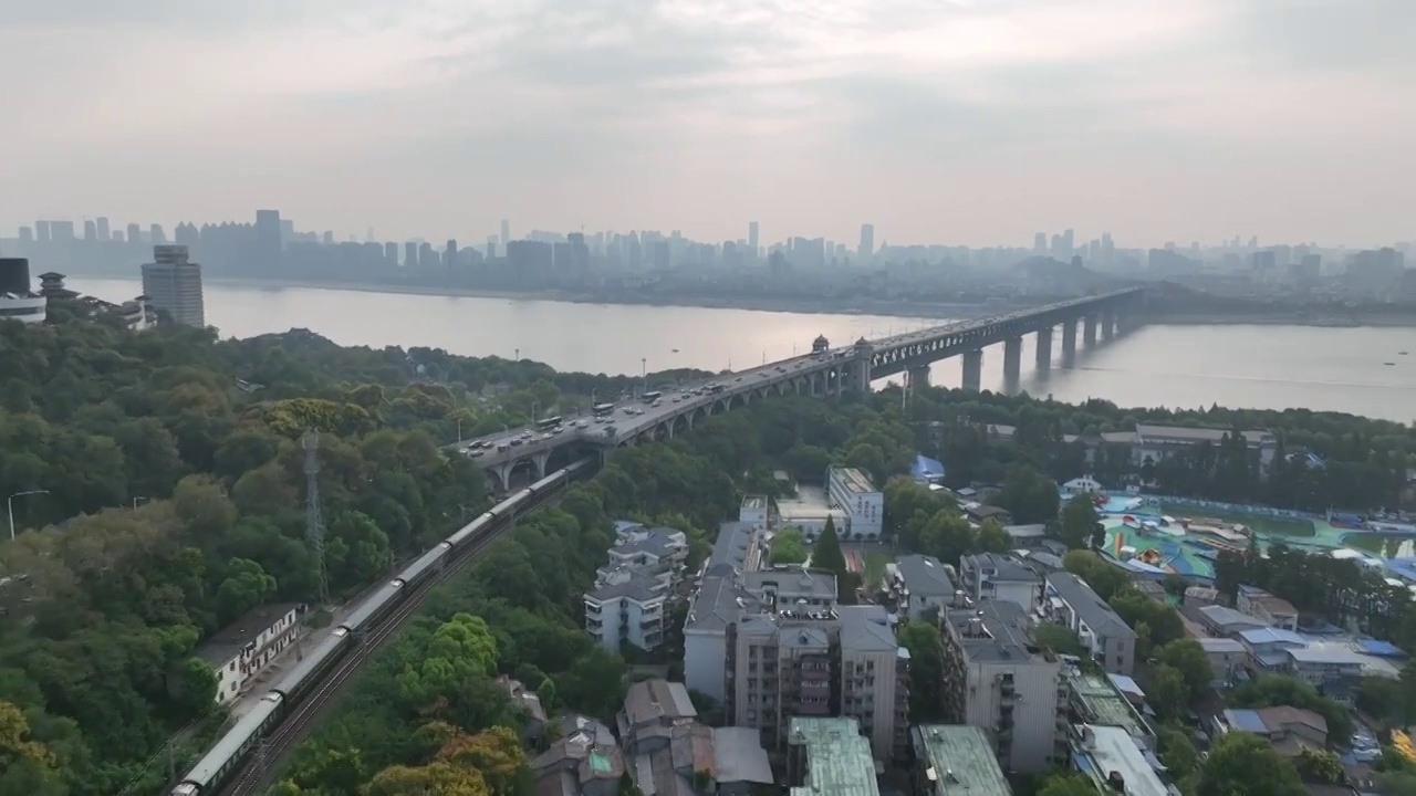 航拍武汉长江大桥电视塔车辆交通白昼城市发展视频素材