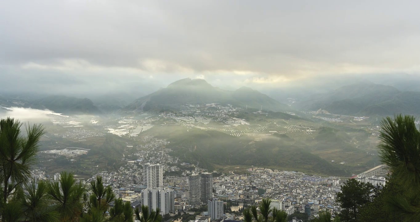 云南省怒江兰坪县城雪邦山延时-雾里的兰坪视频素材