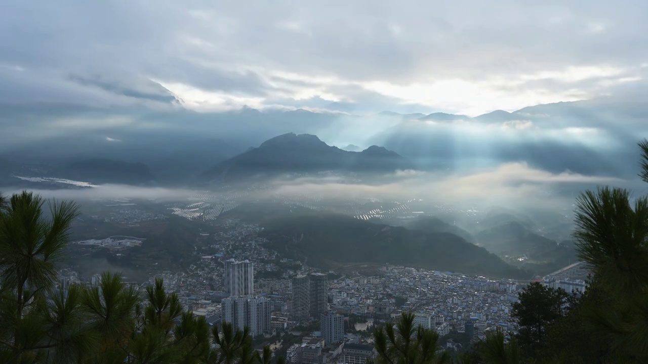 云南省怒江兰坪县城雪邦山延时-雾里的兰坪视频素材