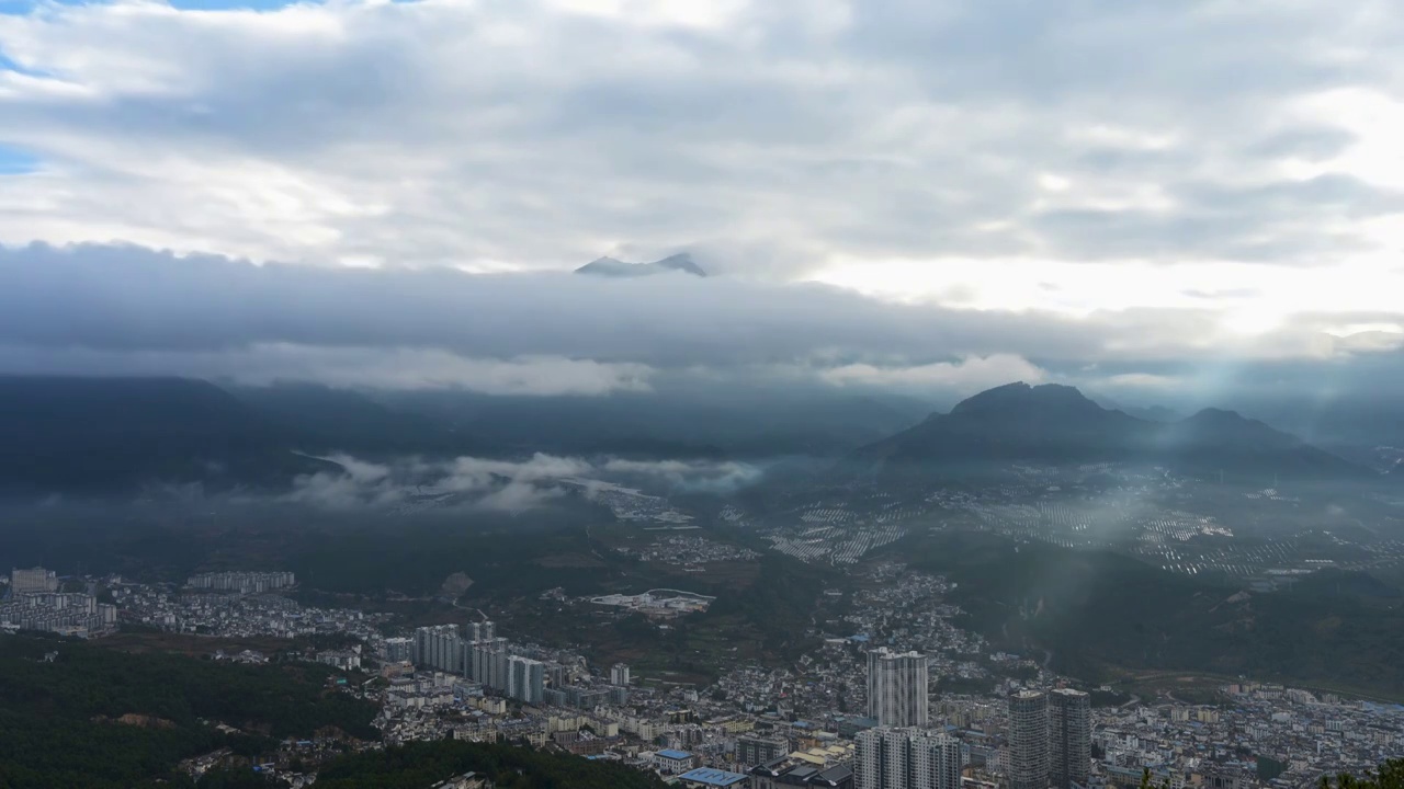 云南省怒江兰坪县城雪邦山延时-雾里的兰坪视频素材