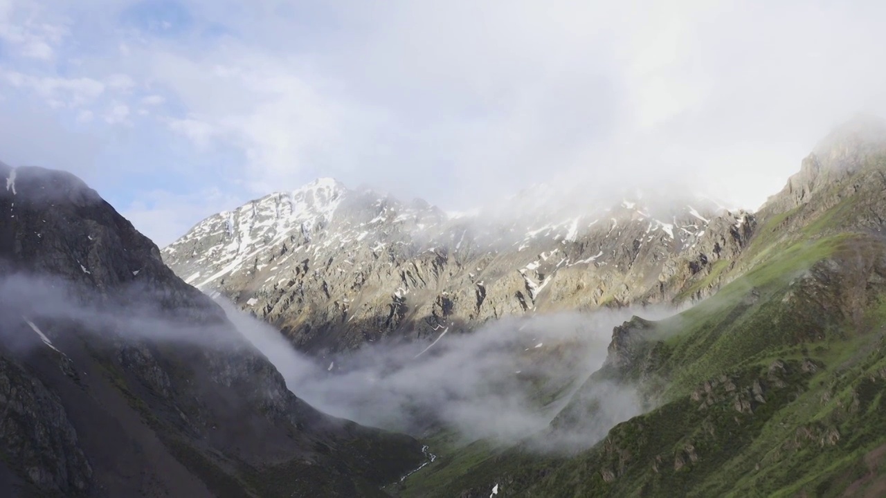 航拍云雾缥缈的雪山峡谷风光视频素材