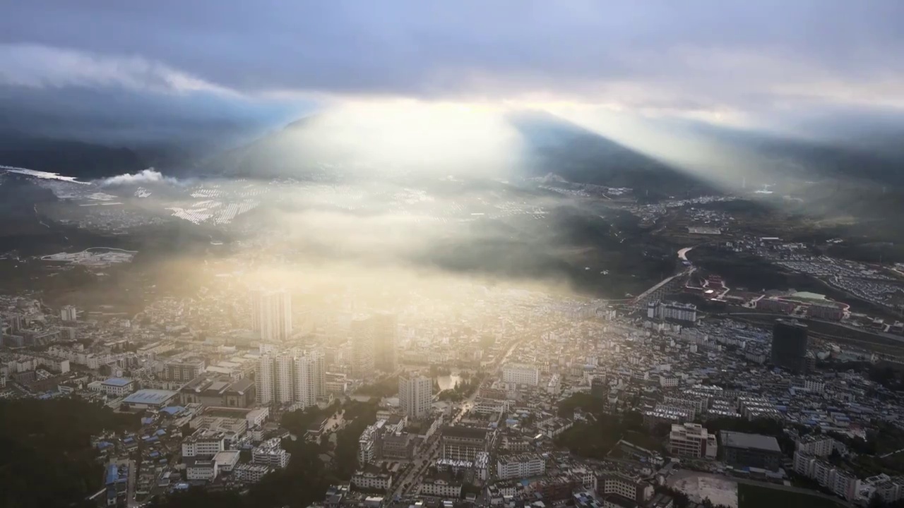 云南省怒江兰坪县城雾里的城市视频素材