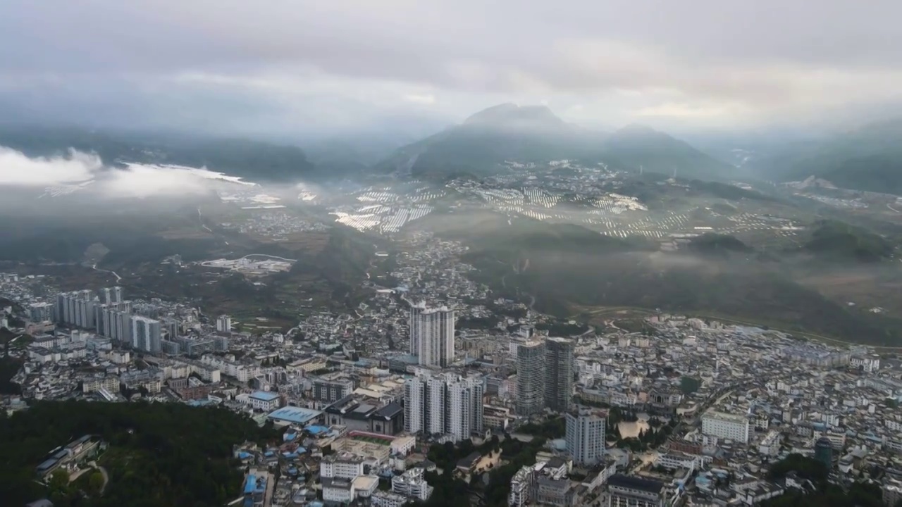 云南省怒江兰坪县城雾里的城市视频素材