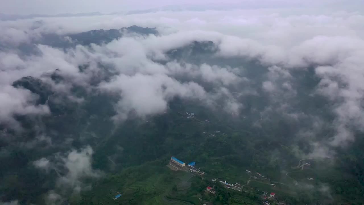 雨后云雾下的山村视频素材