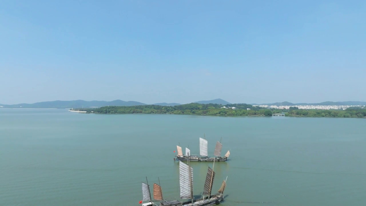 江苏省无锡市太湖鼋头渚风景区航拍帆船画面视频素材