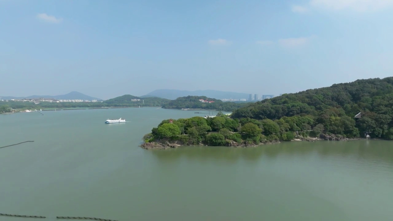 江苏省无锡市太湖鼋头渚风景区航拍帆船画面视频素材