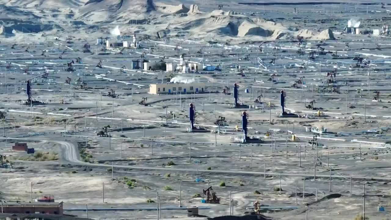 航拍石油开采百里油田视频素材