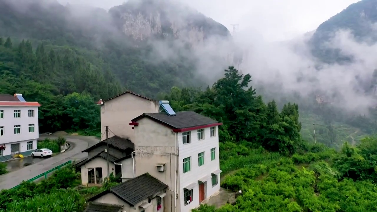 三峡山村晨雾视频素材