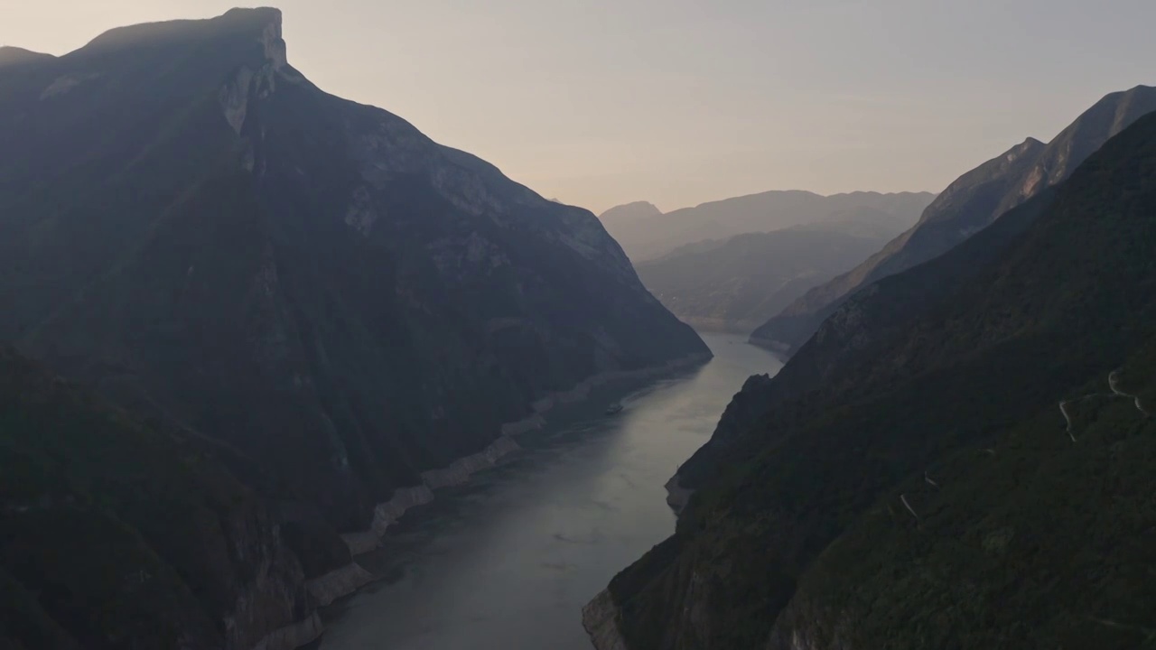 清晨的瞿塘峡，日出时的三峡之巅，长江三峡的晨景，航拍长江视频素材