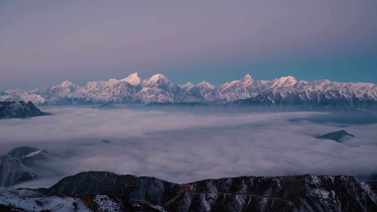 牛背山拍摄 贡嘎雪山日出 日照金山 云海延时视频素材