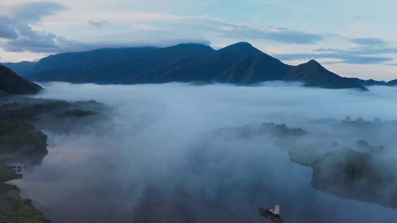 清晨的大九湖，大九湖的雾，神农架大九湖的云雾，缥缈的风景，如梦似幻视频素材