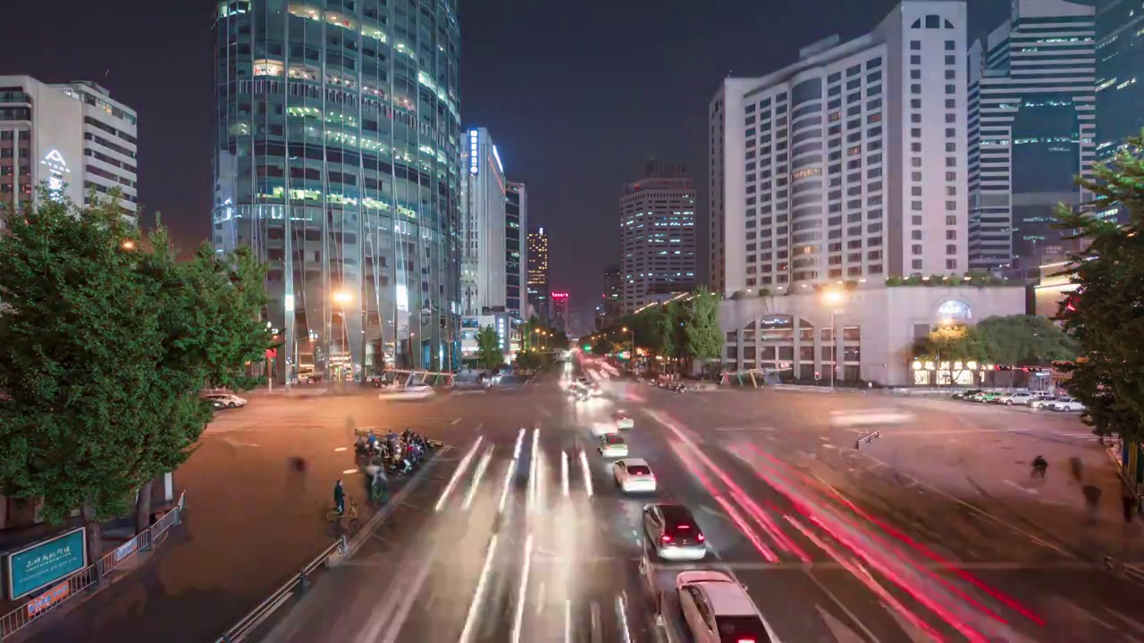 成都春熙路盐市口十字路口忙碌的交通运输城市风光夜景延时摄影视频素材