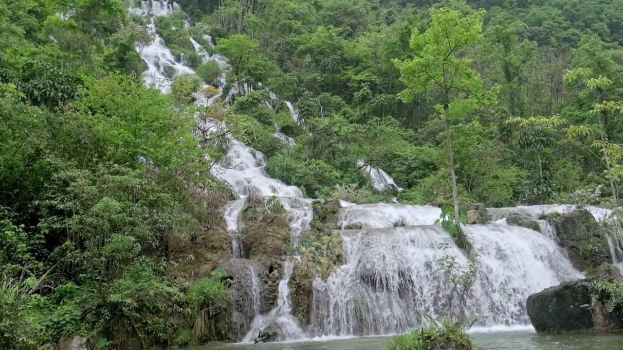 荔波瀑布水潭溪流湍流自然水源视频素材