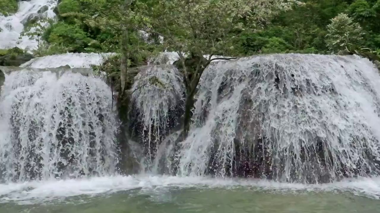 荔波瀑布水潭溪流湍流自然水源视频素材