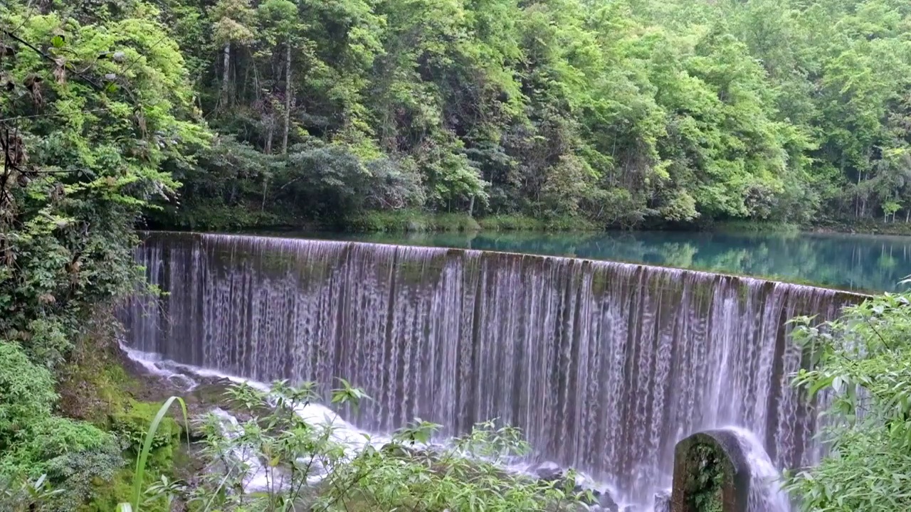 荔波瀑布水潭溪流湍流自然水源视频素材