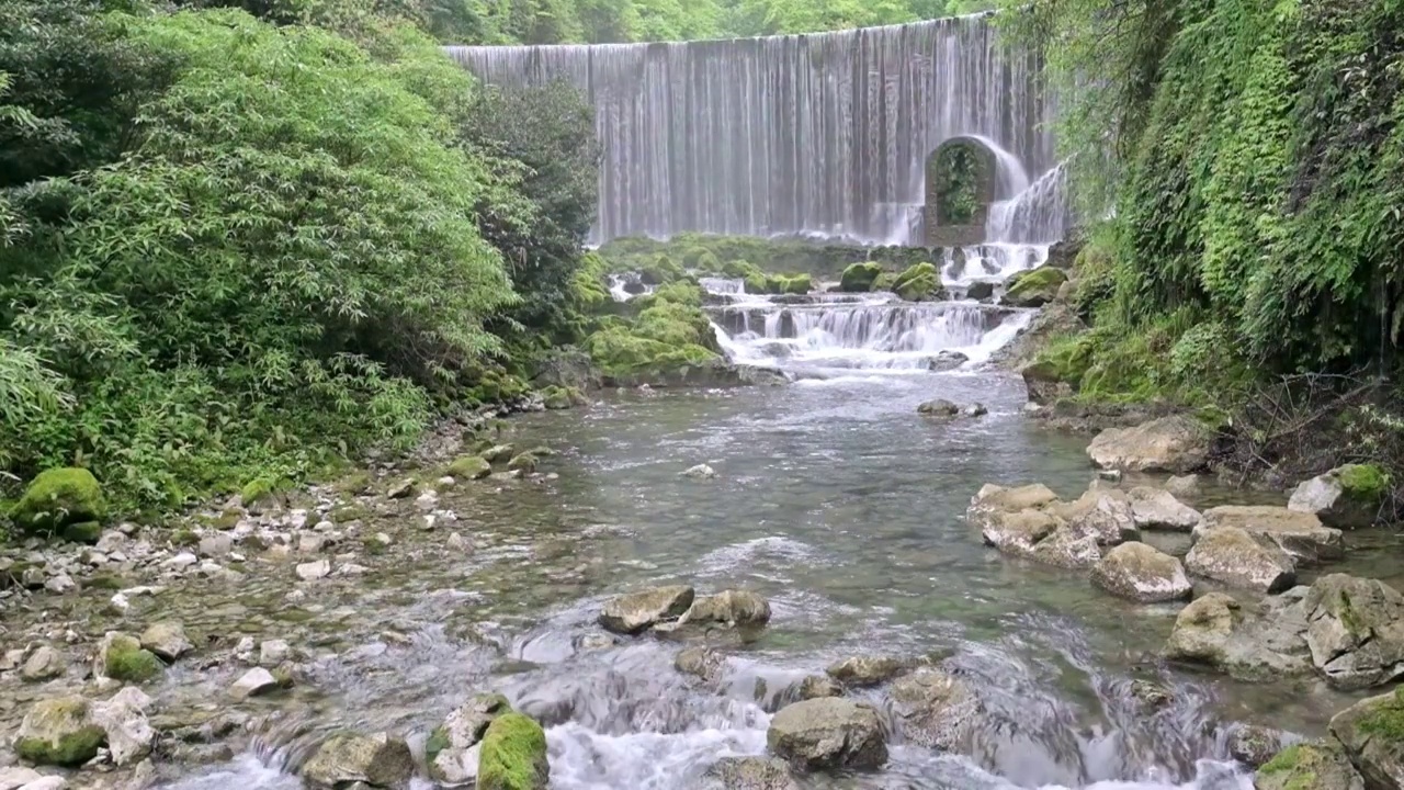 荔波瀑布水潭溪流湍流自然水源视频素材