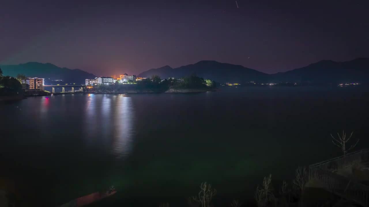 中国湖南郴州资兴黄草镇金牛岛的夜景星空星轨视频素材