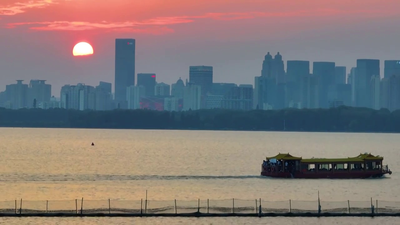 武汉东湖风景区夕阳游船航拍视频下载