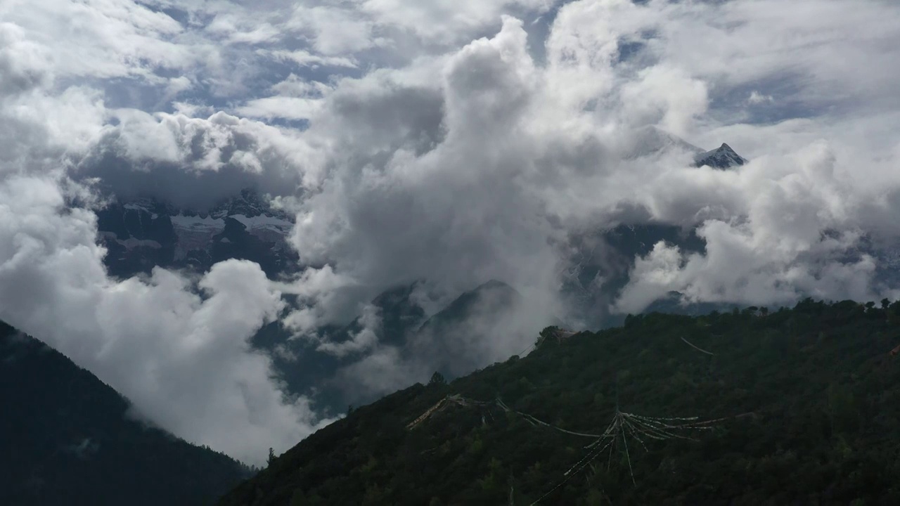 云南省香格里拉云雾中梅里雪山航拍风光视频素材