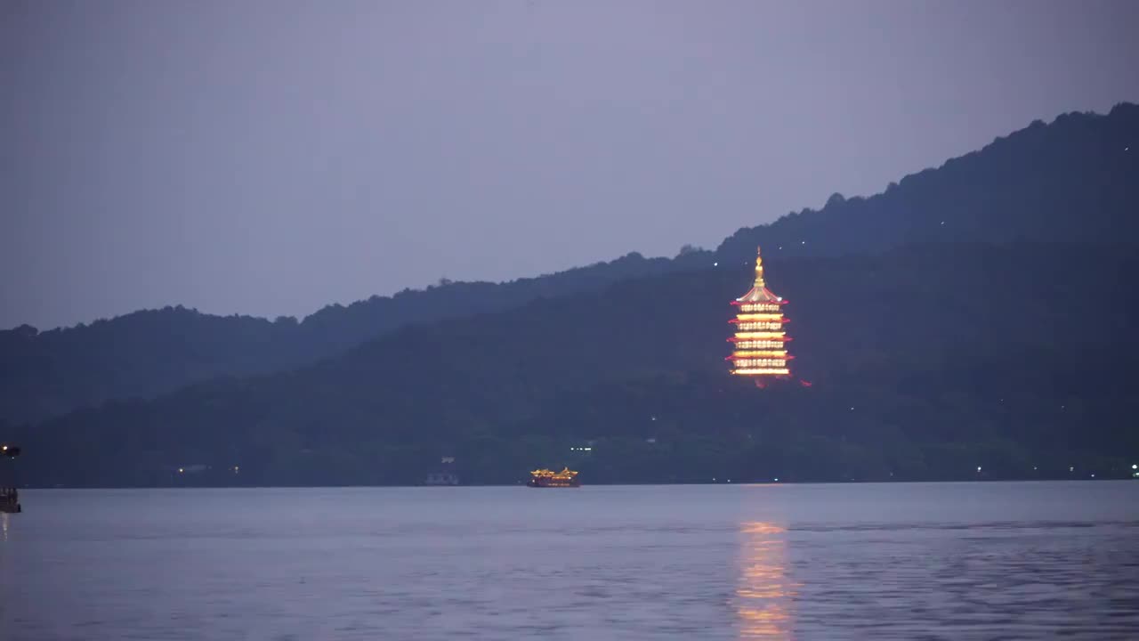 雷峰塔夜景游船视频素材