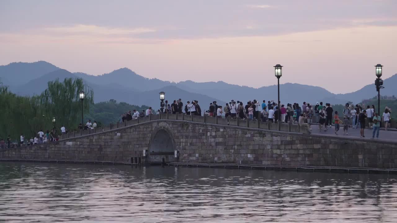 西湖断桥游人视频素材