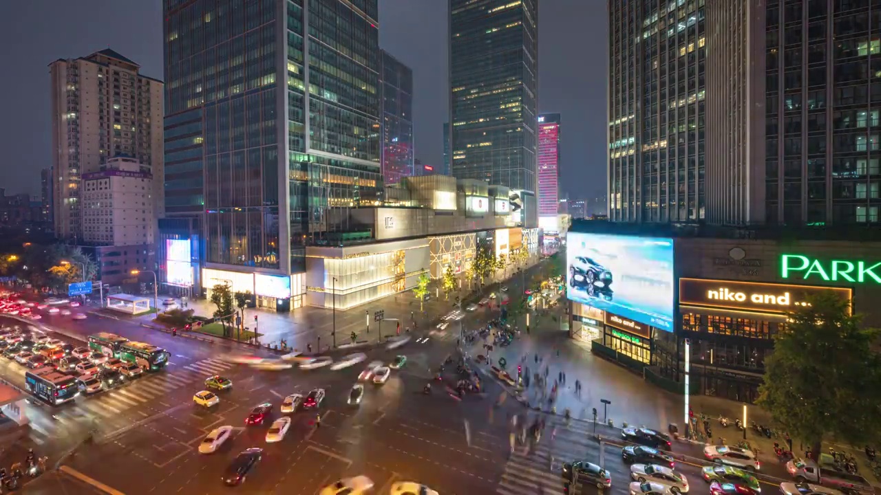 成都春熙路太古里IFS大熊猫高视角城市风光夜景延时摄影视频素材