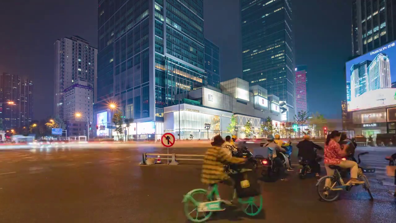 成都春熙路太古里IFS大熊猫雕塑低视角城市风光夜景延时摄影视频素材