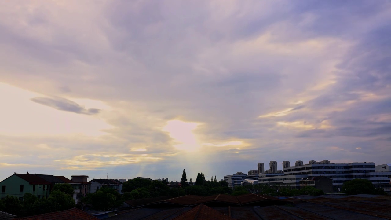 大雨过后的多云天气日落时分云层颜色变化火烧云和落日圣光延时视频素材