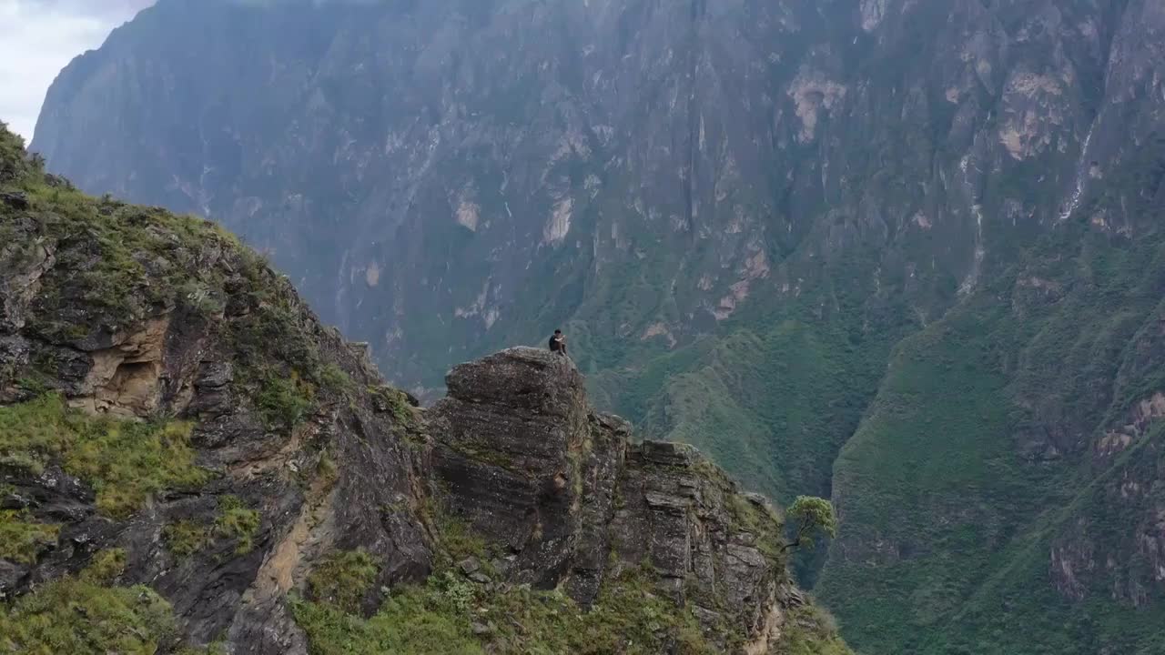 云南香格里拉中虎跳峡徒步航拍风光视频素材