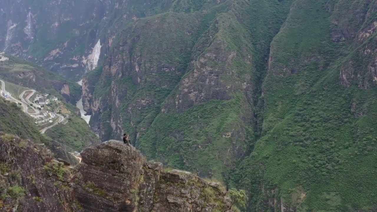 云南香格里拉中虎跳峡徒步航拍风光视频素材