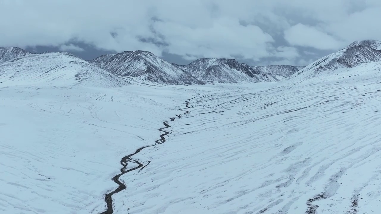 航拍青海冬天雪山雪景与交通道路视频素材