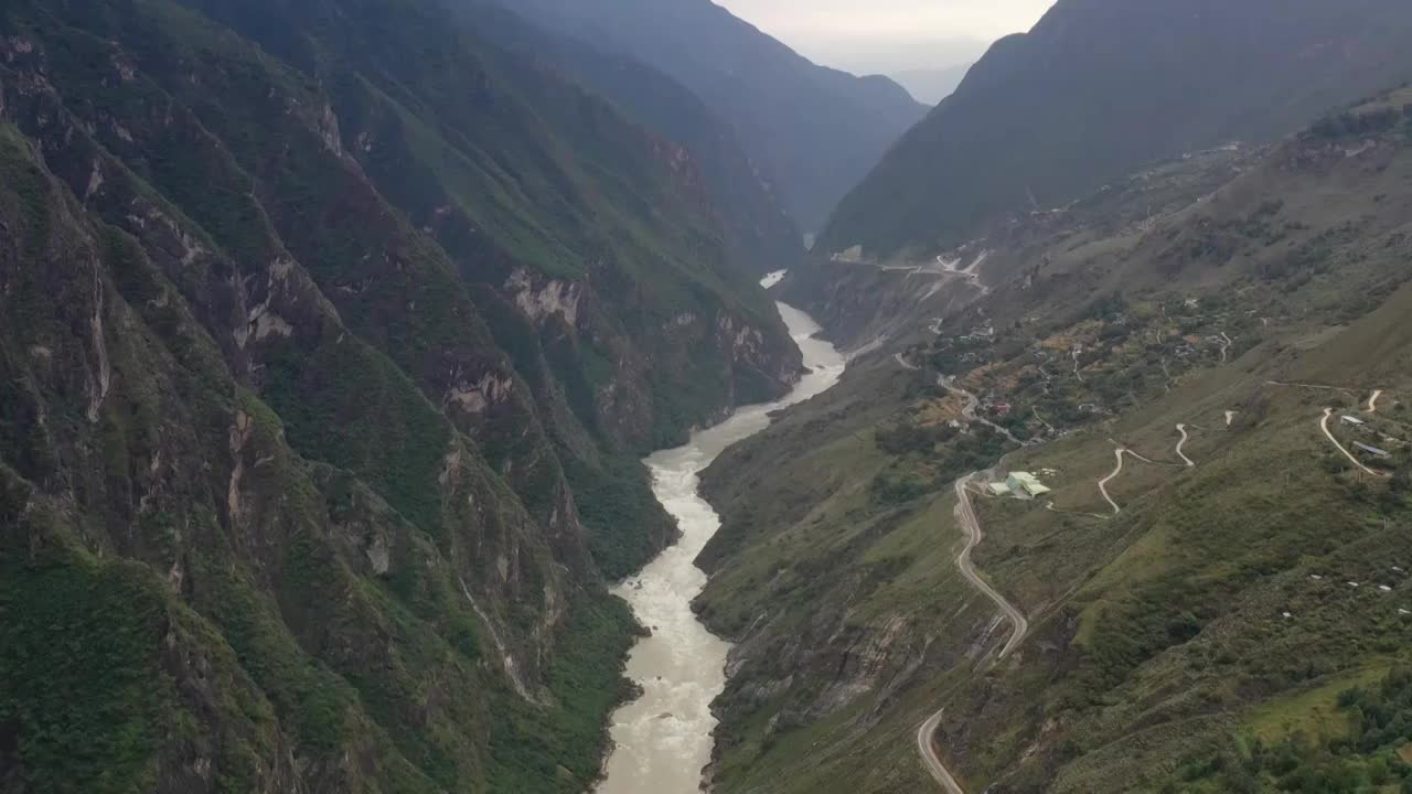 云南香格里拉中虎跳峡徒步航拍风光视频素材