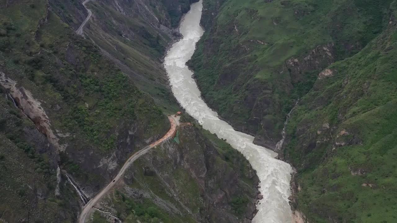 云南香格里拉中虎跳峡徒步航拍风光视频素材