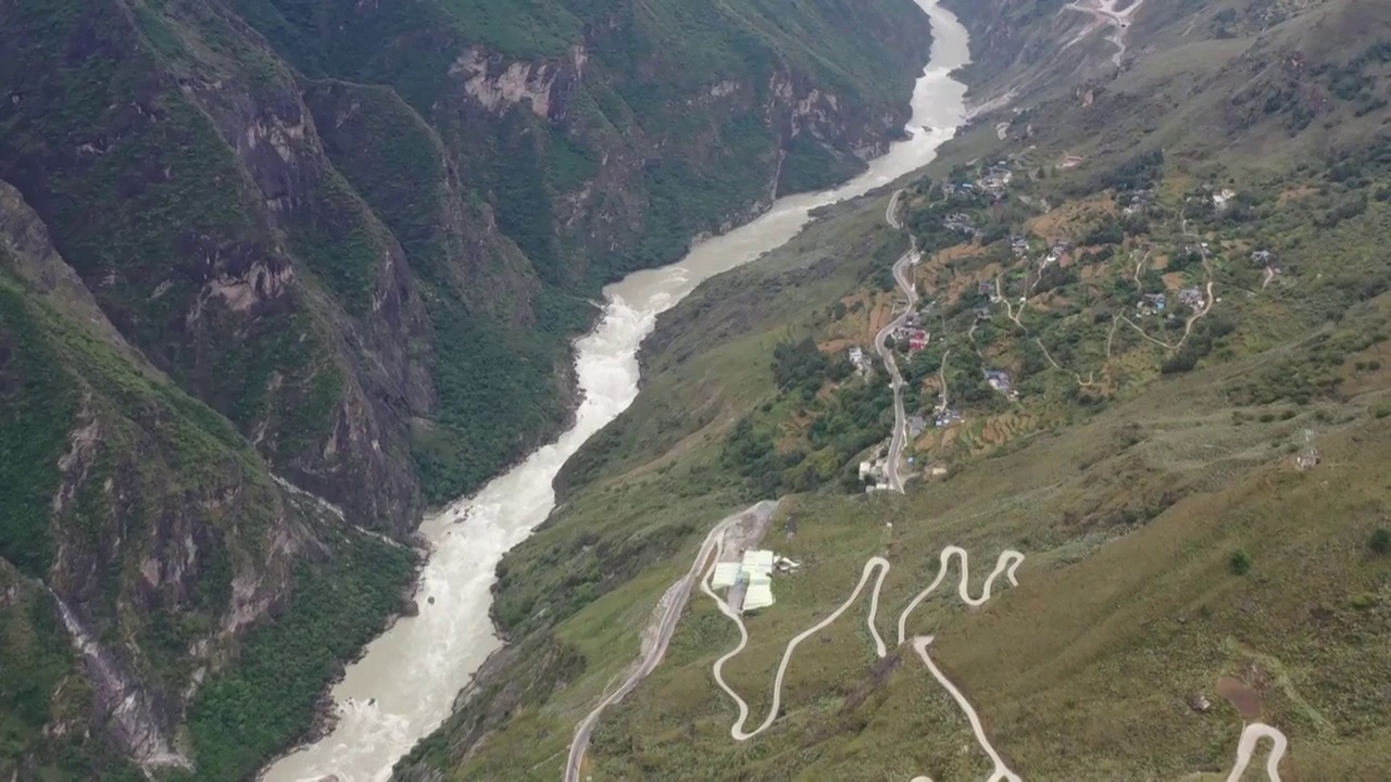 云南香格里拉中虎跳峡徒步航拍风光视频素材