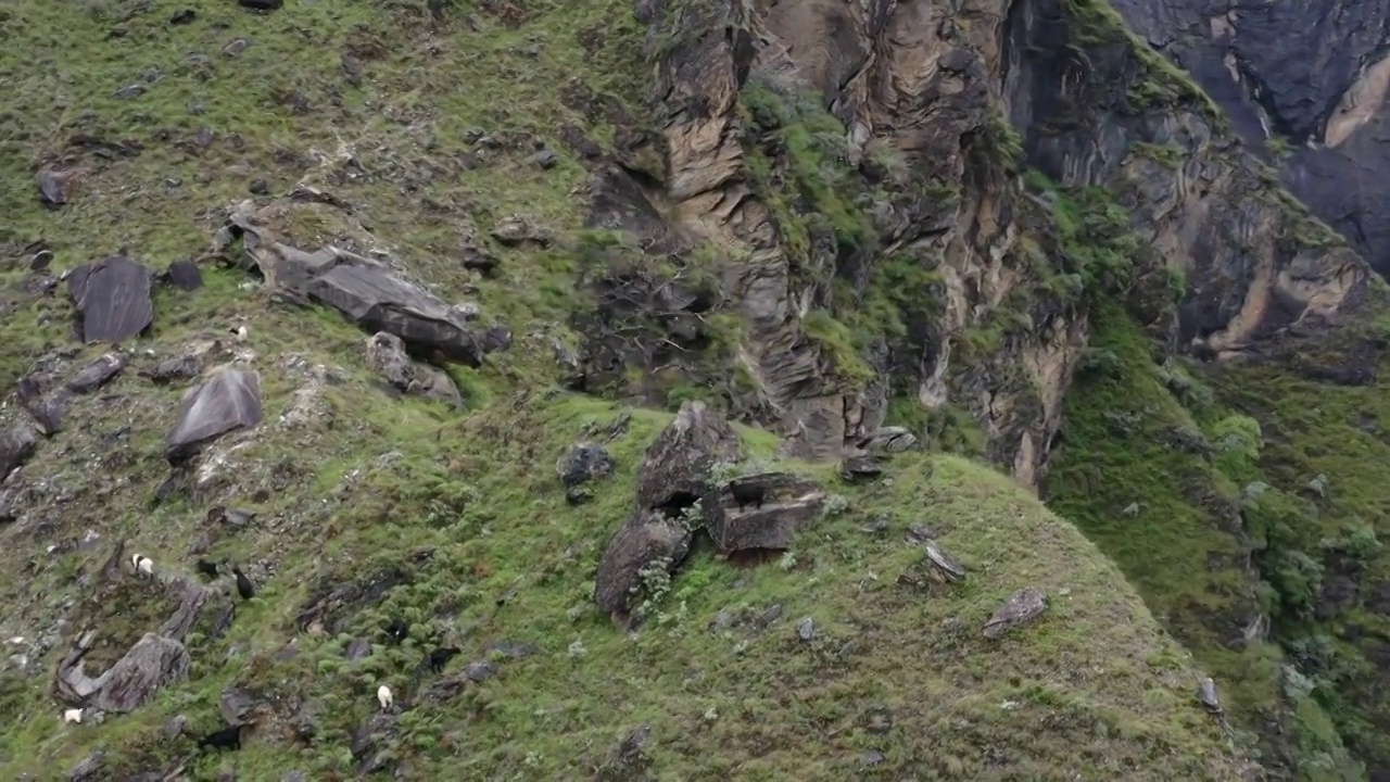 云南香格里拉中虎跳峡徒步航拍风光视频素材