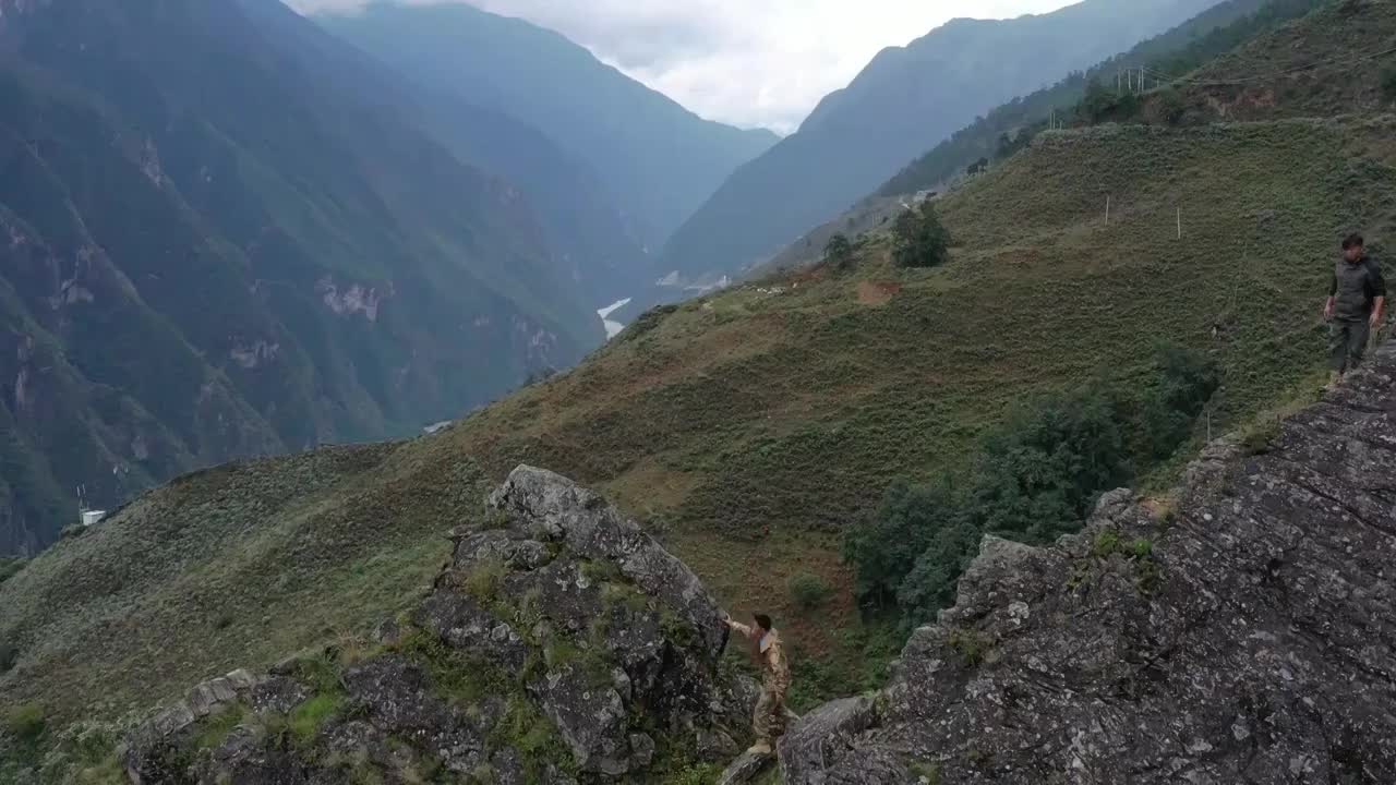 云南香格里拉中虎跳峡徒步航拍风光视频素材