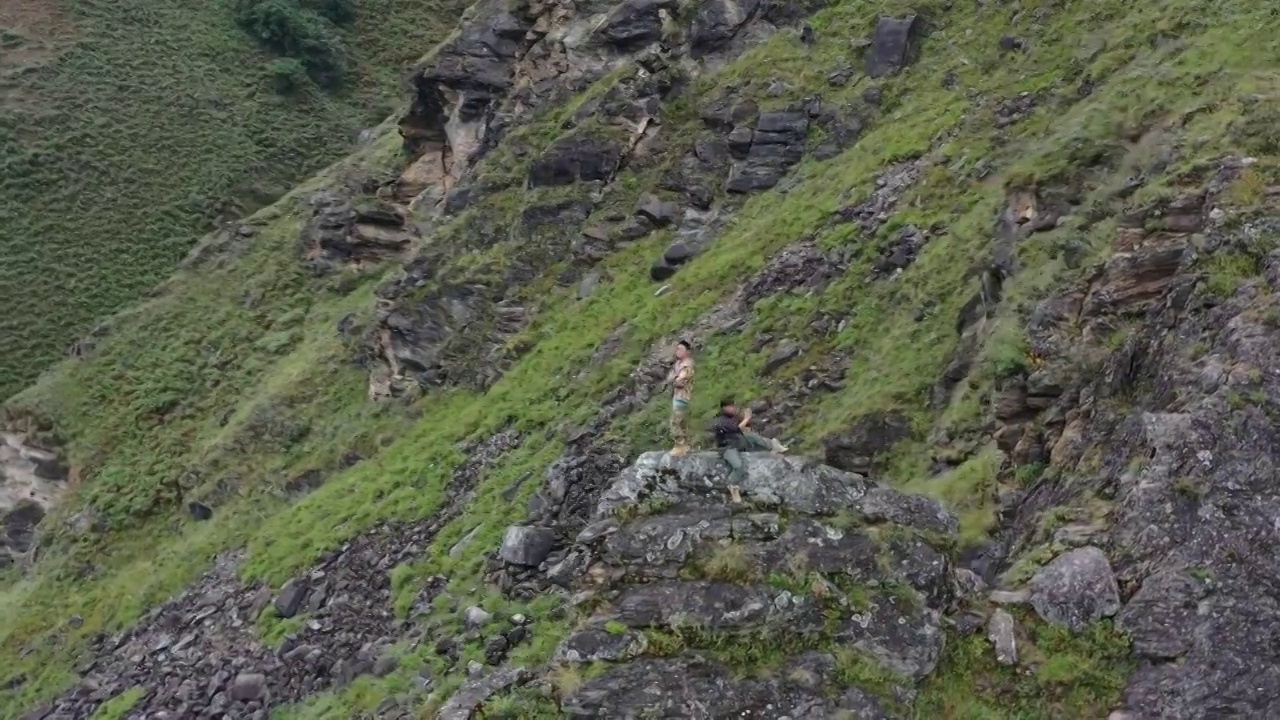 云南香格里拉中虎跳峡徒步航拍风光视频素材