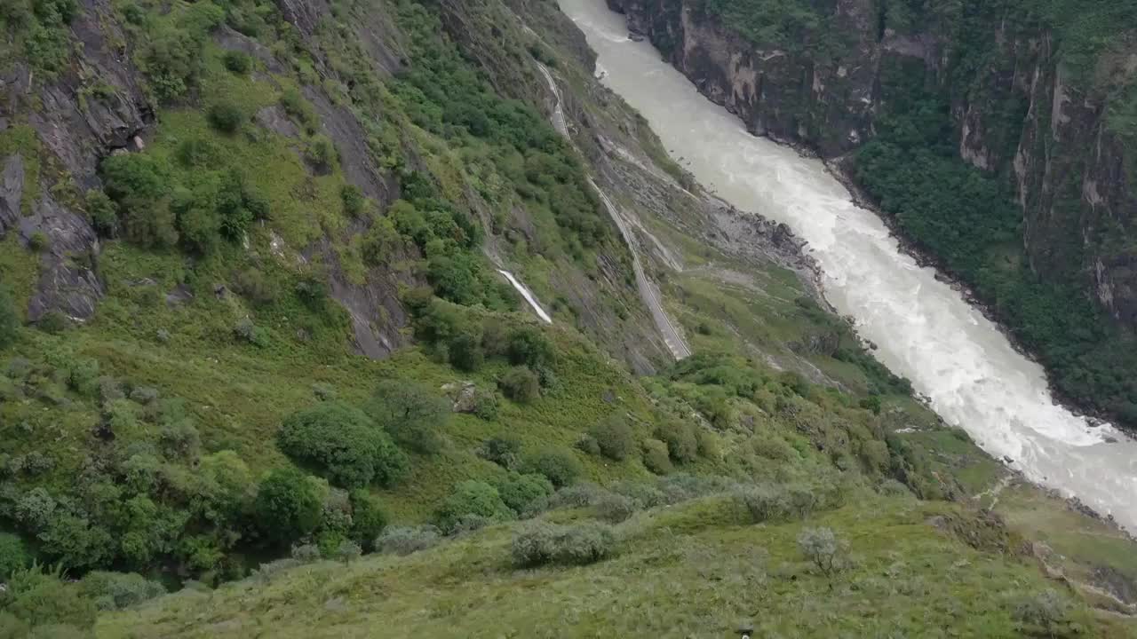 云南香格里拉中虎跳峡徒步航拍风光视频素材