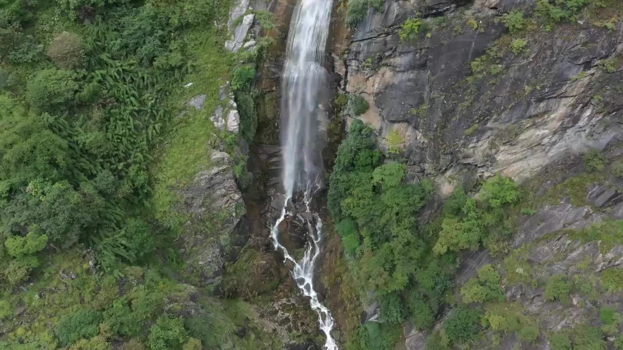 云南香格里拉中虎跳峡徒步航拍风光视频素材