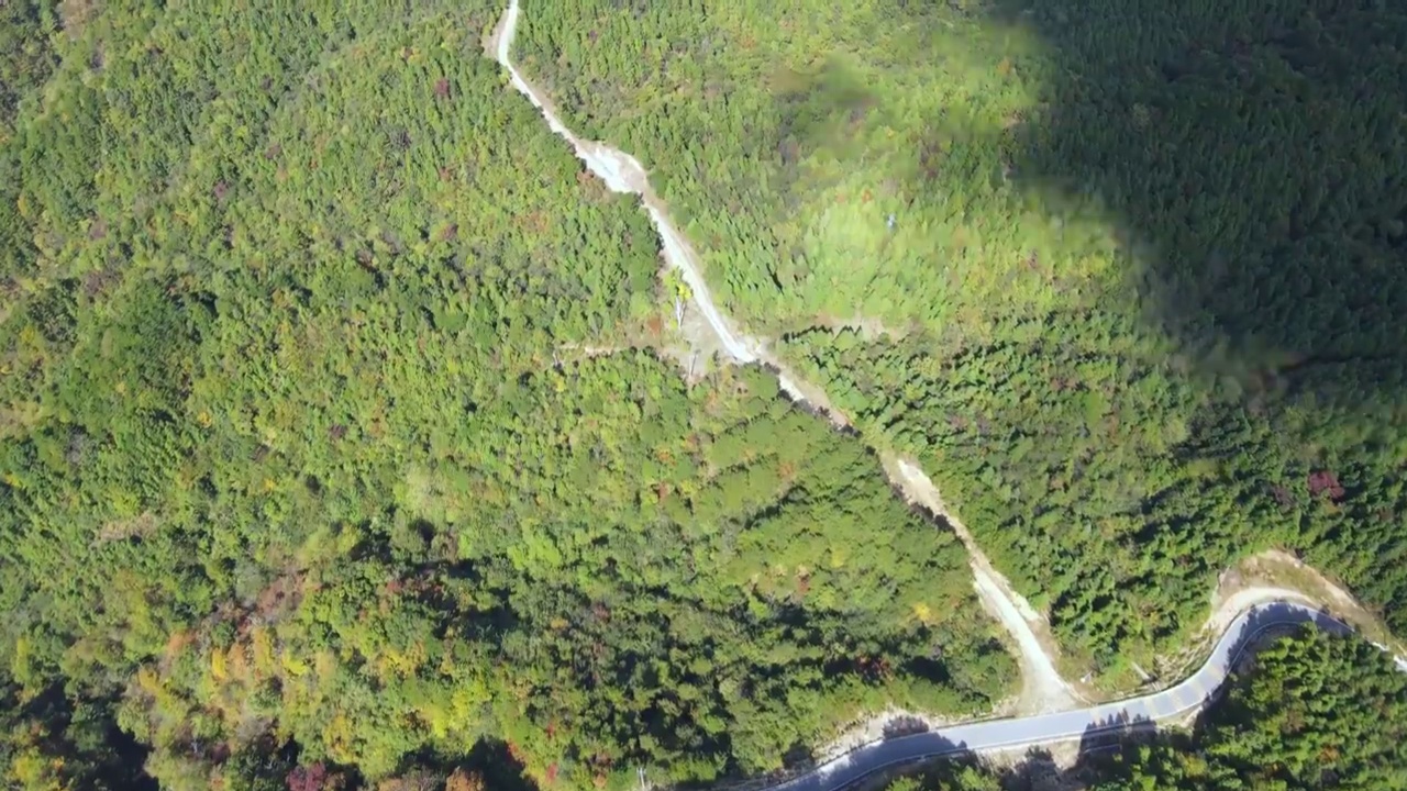 航拍大别山区的初秋风光视频素材