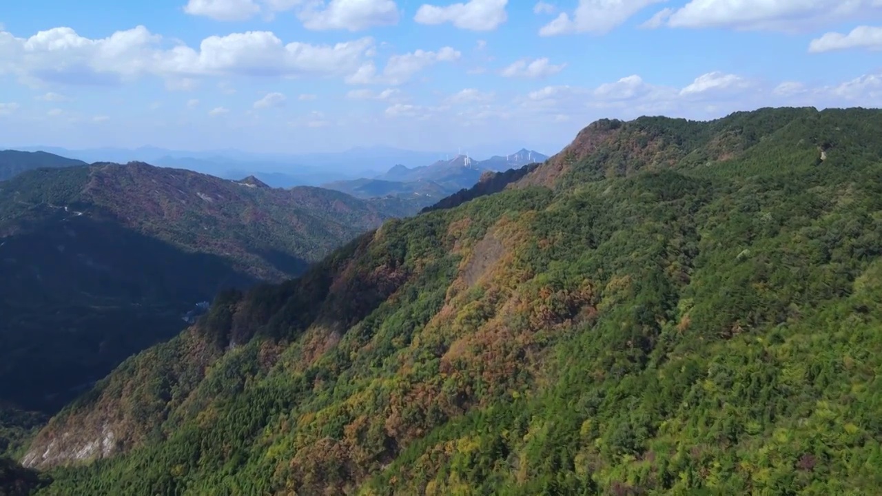 航拍大别山区的初秋风光视频素材